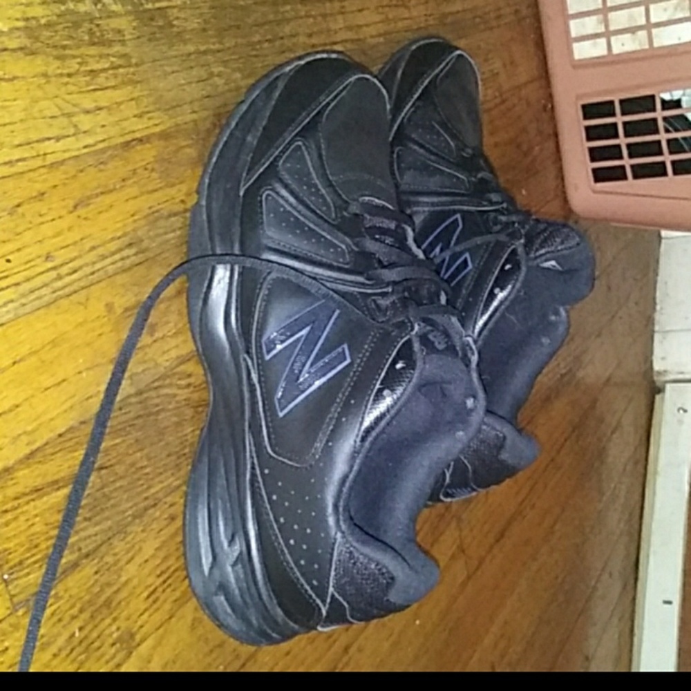 Tennis shoes